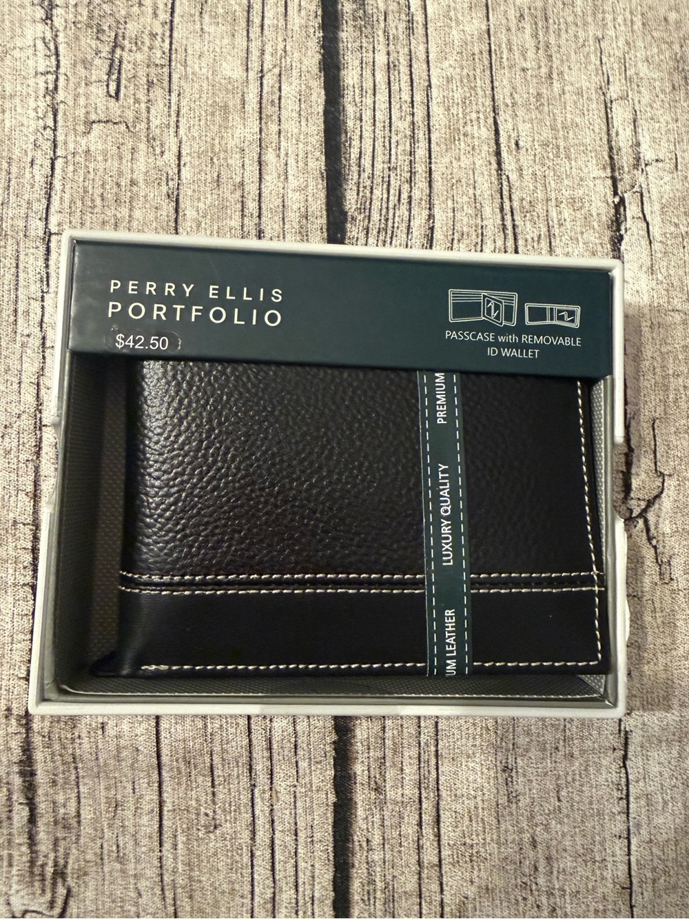 NWT! Perry Ellis men’s premium leather wallet and valet. In box, ready to gift!